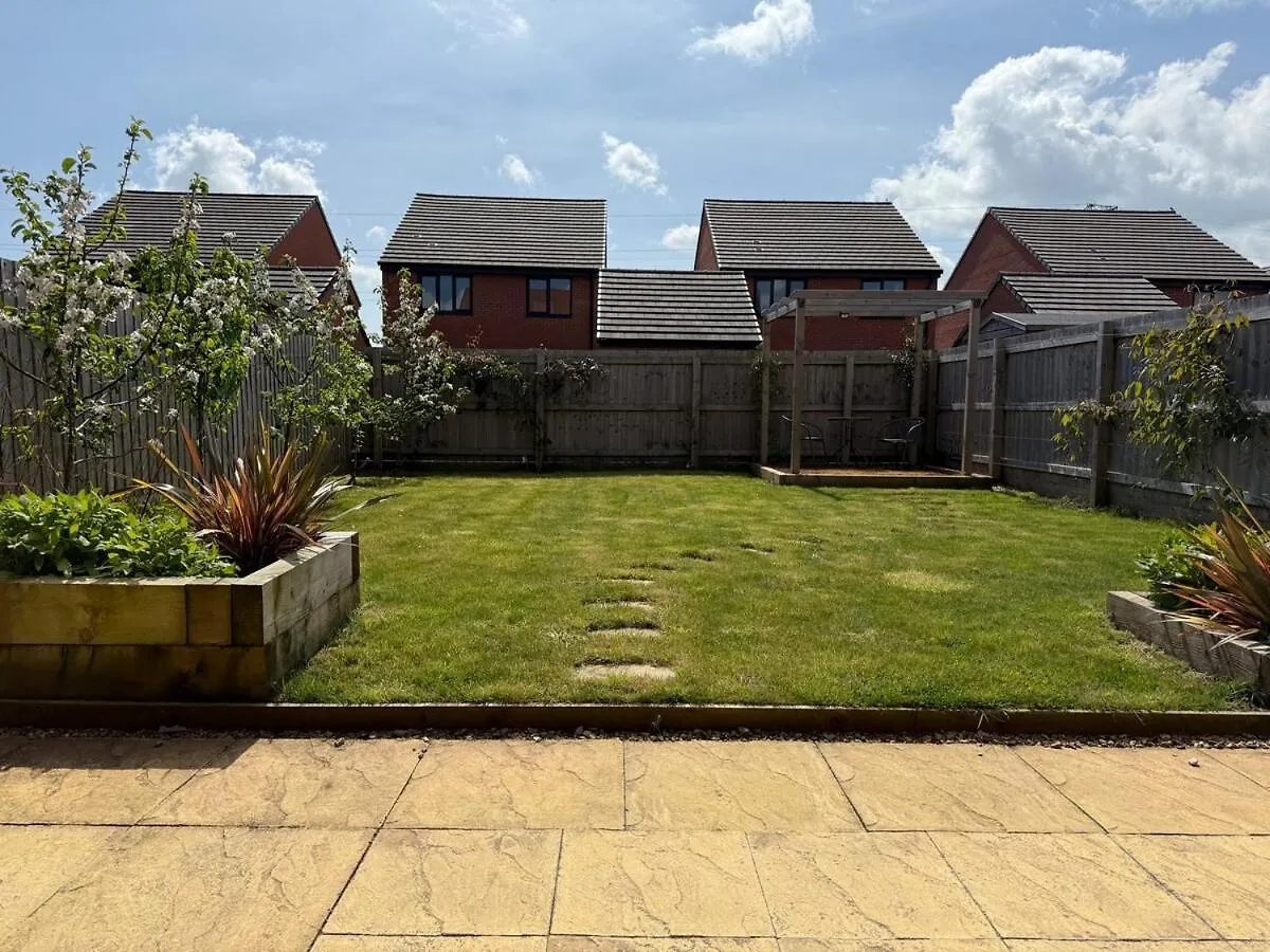 Strikingly Stylish Exeter Retreat - Modern 3-Bed